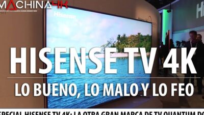 En una feria tecnológica un gran televisor Hisense muestra una imagen de playa en la pantalla con el rótulo en letras blancas "HISENSE TV 4K LO BUENO, LO MALO Y LO FEO" y varios visitantes observando, Ventajas y desventajas de tv Hisense: ¿vale la pena?