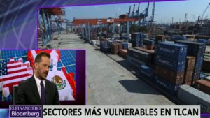 Fotograma de noticiero que muestra una terminal portuaria con filas de contenedores y grúas, un recuadro con un presentador frente a mapas de Estados Unidos y México, el logotipo de El Financiero Bloomberg y un rótulo sobre sectores vulnerables en TLCAN, pensado como ilustración sobre Tlc México China ventajas y desventajas para tu negocio.