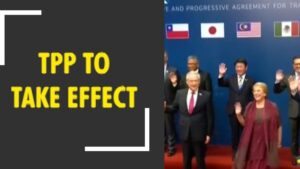 Imagen dividida: a la izquierda un fondo oscuro con letras amarillas que dicen "TPP TO TAKE EFFECT" y a la derecha una delegación de representantes internacionales vestidos formalmente saludando frente a banderas nacionales, optimizada para accesibilidad y SEO con la frase Qué es el TPP 11 en Chile: ventajas y desventajas clave