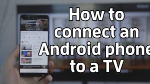Imagen de mano sosteniendo un teléfono Android que muestra una interfaz de videos tipo YouTube en primer plano frente a un televisor desenfocado, con texto grande en inglés anunciando un tutorial para conectar un teléfono Android a una TV, Ventajas y desventajas de TV Android: ¿vale la pena?