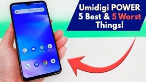 Una mano sostiene un smartphone con notch en forma de gota, pantalla azul degradada y iconos de aplicaciones visibles (Google, Duo, Settings, Play Store), una flecha roja apunta al dispositivo y hay un recuadro promocional en la esquina derecha, Umidigi Power 5 ventajas y desventajas: ¿vale la pena?
