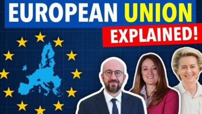 Miniatura informativa con fondo azul que muestra un mapa de Europa rodeado por estrellas amarillas estilo bandera de la Unión Europea, texto destacado en inglés que anuncia una explicación y tres retratos recortados de personas, diseñada para ilustrar y posicionar el tema Acuerdo Mercosur Unión Europea: ventajas, desventajas y controversias