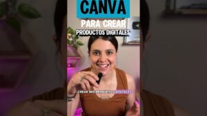 Mujer sonriente en formato vertical con camiseta sin mangas marrón que sostiene un micrófono de solapa hacia la cámara en un estudio casero con estanterías, planta, luz púrpura y una placa de reproducción, con texto visible sobre CANVA para crear productos digitales y la frase Ventajas y desventajas de utilizar Canva: ¿es la mejor opción para ti?
