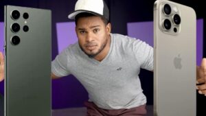 Persona con gorra blanca y negra y camiseta gris en primer plano, inclinada entre dos grandes teléfonos inteligentes —uno verde con varias lentes traseras y otro plateado con triple cámara— sobre fondo morado, Tabla de ventajas y desventajas para elegir el mejor método