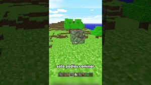 Imagen vertical de Minecraft que muestra un bloque cubierto de musgo centrado sobre césped con mirilla blanca, colinas y árboles de fondo, barra de selección de bloques en la parte inferior y el texto en pantalla 'solo podías caminar', Ventajas y desventajas de usar Kahoot: ¿vale la pena?