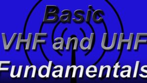 Imagen sobre fondo azul con una silueta de antena y ondas concéntricas en negro y texto tridimensional en relieve que dice Basic VHF and UHF Fundamentals, Radioenlaces de VHF y UHF: ventajas y desventajas esenciales