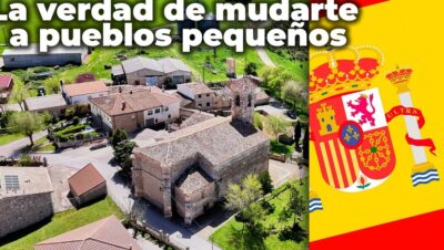 Vista aérea de un pueblo pequeño español con iglesia de piedra y torre, tejados de teja roja, calles estrechas y áreas verdes, junto a una franja vertical con la bandera de España y texto informativo sobre mudanza, Ventajas y desventajas de un pueblo: ¿es el lugar ideal para ti?