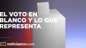 Urna blanca con una papeleta entrando en la ranura sobre un fondo degradado morado y azul, un bloque rojo detrás que aporta contraste y letras blancas en mayúsculas a la izquierda que sugieren un titular informativo, Ventajas y desventajas del voto en blanco: descubre su impacto real