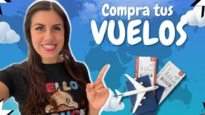 Mujer sonriente con camiseta negra señala hacia la derecha donde aparece el texto 'Compra tus VUELOS' sobre un fondo azul con mapa mundial y nubes, mientras un avión de juguete sobre pasaportes y tarjetas de embarque sugiere temas de viajes y ahorro, 'Ventajas y desventajas de los vuelos baratos: ¿realmente convienen?