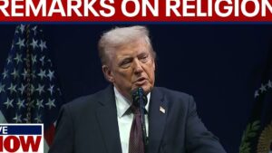 Hombre mayor de cabello canoso vestido con traje oscuro y corbata hablando en un podio ante un micrófono y banderas estadounidenses, con un gran encabezado sobre religión en el fondo, en una imagen de un discurso público formal, Ventajas y desventajas de vivir en Washington DC: ¿es para ti?