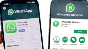 Captura que muestra dos teléfonos lado a lado con las pantallas de la tienda de aplicaciones: a la izquierda la ficha de WhatsApp Messenger con su icono verde, calificación y botón "Open", y a la derecha la ficha de WhatsApp Business con el icono con "B", botón "Install" y reseñas, diseñada para comparar versiones, destacar elementos accesibles como iconos y botones y facilitar la elección para empresas; Ventajas y desventajas de WhatsApp para empresas clave para tu negocio