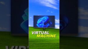 Imagen vertical que muestra un monitor con el fondo de Windows 11 sobre un paisaje verde y cielo azul al estilo de Windows XP, con el texto destacado VIRTUAL MACHINE en blanco y amarillo sobre la hierba, pensada para acompañar un análisis titulado Windows Virtual PC ventajas y desventajas: ¿es la opción ideal?.