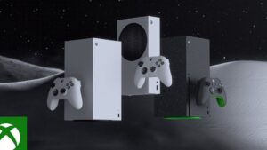 Composición accesible y optimizada para SEO que muestra varias consolas Xbox Series y mandos inalámbricos flotando sobre un paisaje lunar oscuro con partículas estelares y un logotipo verde de Xbox en la esquina, pensada como guía visual y comparativa titulada 'Ventajas y desventajas de Xbox y PlayStation: cuál consola elegir'.