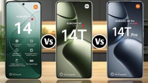 Fotografía frontal comparativa de tres teléfonos inteligentes Xiaomi alineados sobre una superficie con el logotipo visible: a la izquierda el Xiaomi 14 con pantalla verde que muestra iconos de especificaciones, en el centro el Xiaomi 14T con fondo verde oliva y en la derecha el Xiaomi 14T Pro con fondo gris azulado, separados por círculos con "Vs" para resaltar diferencias de diseño y características; Ventajas y desventajas del Xiaomi 14T Pro: ¿vale la pena?