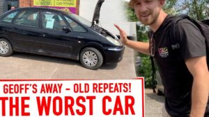Fotografía de un Citroën Xsara Picasso negro con el capó abierto y signos de uso, estacionado frente a un taller de reparación mientras un hombre joven lo señala con gesto explicativo junto a un gran rótulo en primer plano, ideal para búsquedas y accesibilidad con la frase 'Ventajas y desventajas del Citroën Xsara Picasso: ¿vale la pena?' que resume la intención informativa sobre estado, mantenimiento y opinión de compra.